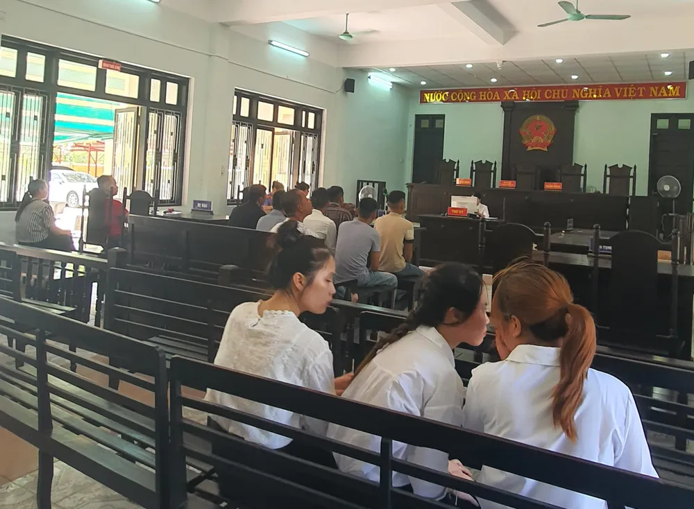 Phiên tòa bị hoãn vì bị hại bỏ về. Ảnh: LK Phiên tòa bị hoãn vì bị hại bỏ về. Ảnh: LK