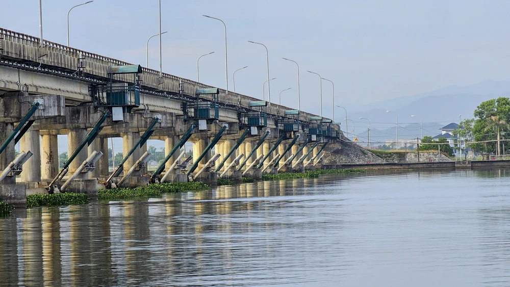 Chùm ảnh: Đập ngăn mặn lớn nhất Đông Nam Á trước ngày đại tu