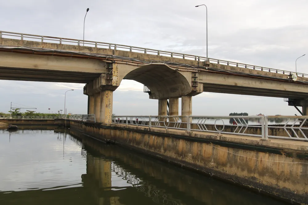 Đập Thảo Long nằm ở hạ lưu sông Hương là công trình đập ngăn mặn, giữ ngọt lớn nhất Đông Nam Á.