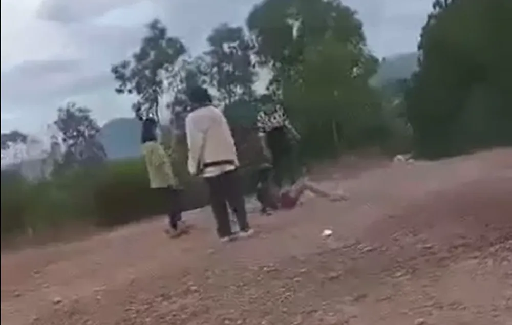 Em NTV bị nhóm học sinh đánh. Ảnh cắt từ clip.