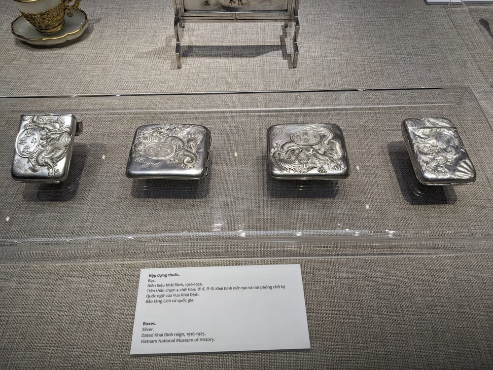 Hình ảnh là hộp đựng thuốc bằng bạc được trưng bày tại triển lãm. Ảnh: NGUYỄN DO