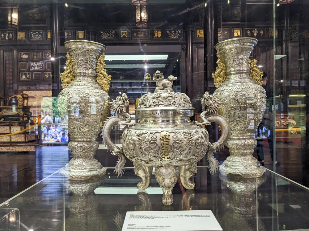 Chiếc đỉnh bằng bạc niên hiệu Khải Định thứ 1, 1916. Ảnh: NGUYỄN DO