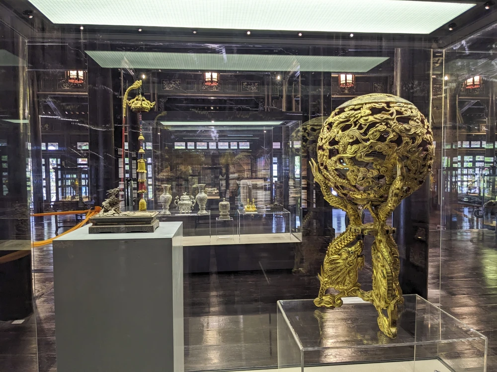 Quả cầu cửu long bằng gỗ sơn thếp vàng, vật trang trí mang tính biểu tượng của hoàng đế, thời Khải Định. Ảnh: NGUYỄN DO