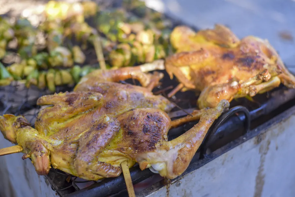 Món ăn bắt mắt thu hút đông đảo du khách đến thưởng thức.