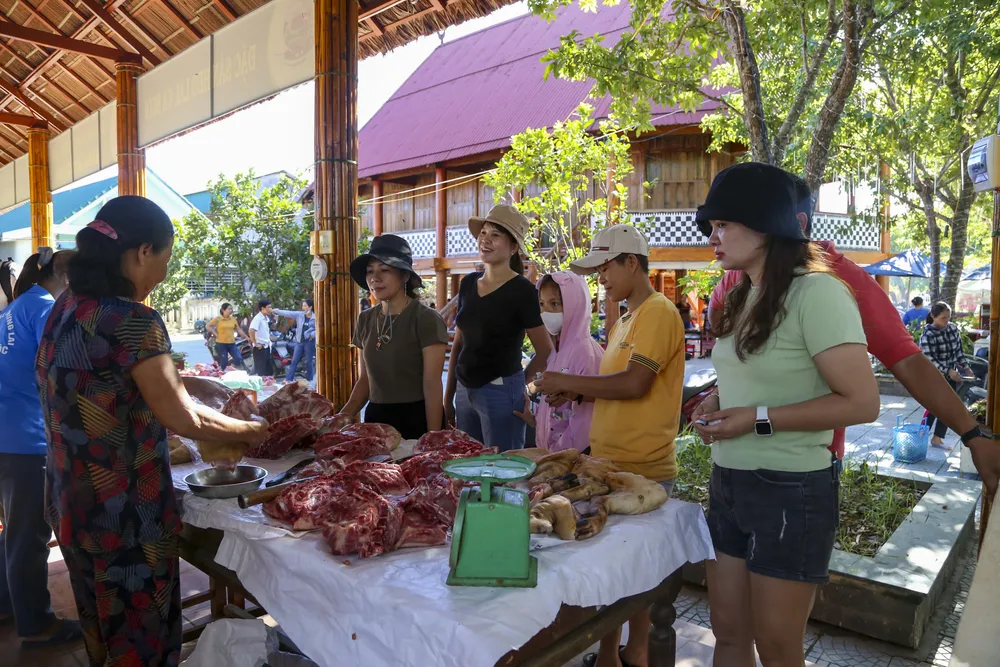Phiên chợ bày bán những sản vật mang nét đặc trưng của địa phương.
