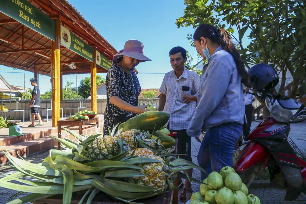 Những nông sản địa phương được đưa đến bày bán tại phiên chợ.