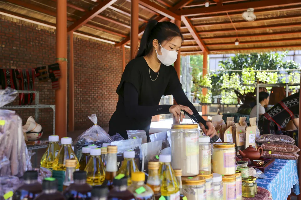 Một gian hàng bày bán thực phẩm ở chợ phiên.