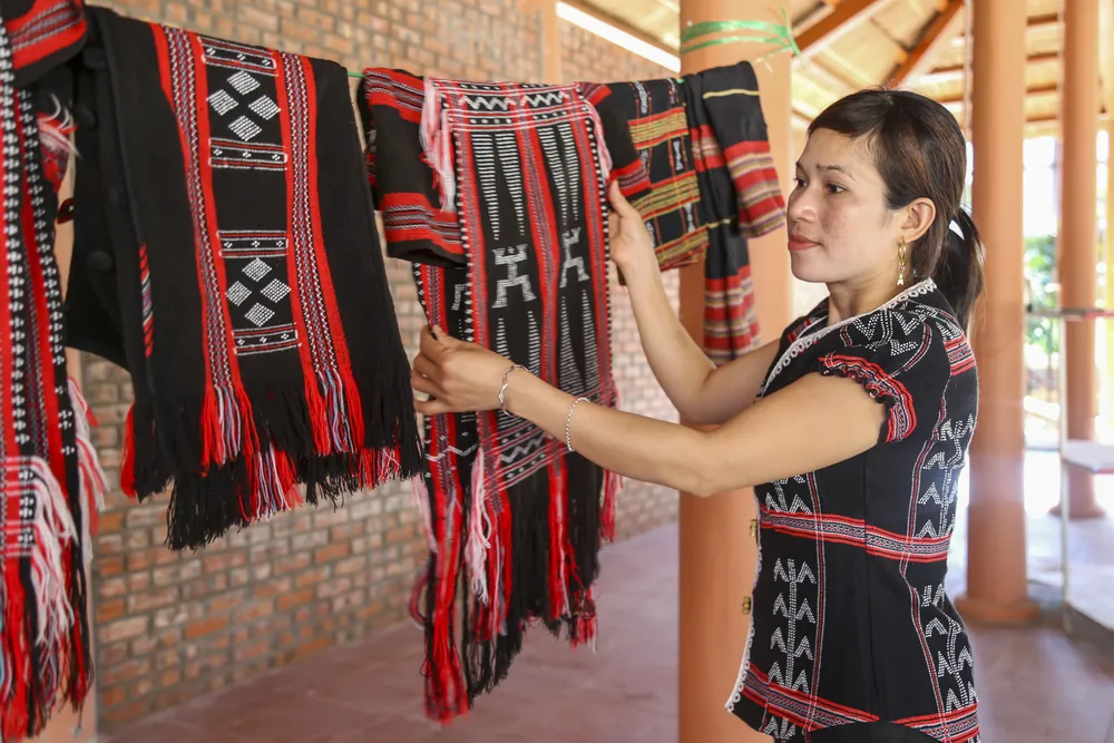 Những sản phẩm thủ công mỹ nghệ của người đồng bào dân tộc thiểu số tại huyện miền núi Nam Đông được bày bán.