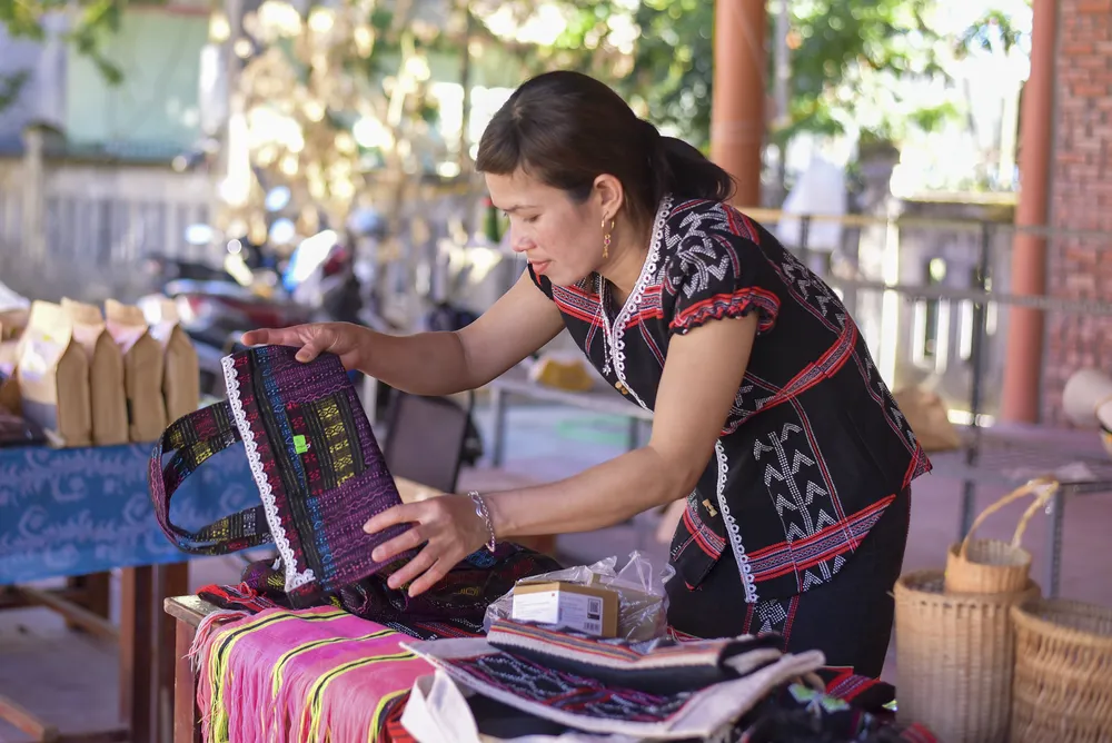 Ngoài thưởng thức những món ăn thì du khách có thể mua những sản phẩm làm từ thổ cẩm về làm quà cho bạn bè, người thân.