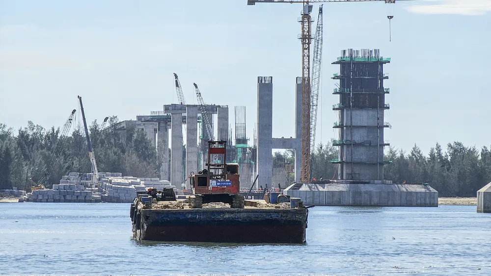 Công trình còn kết nối thông suốt với tuyến đường bộ ven biển quốc gia đã quy hoạch, tạo điều kiện thuận lợi cho vận tải theo hướng Bắc - Nam và tăng tính kết nối đến các các cảng biển, khu kinh tế, khu công nghiệp trọng điểm ven biển miền Trung.