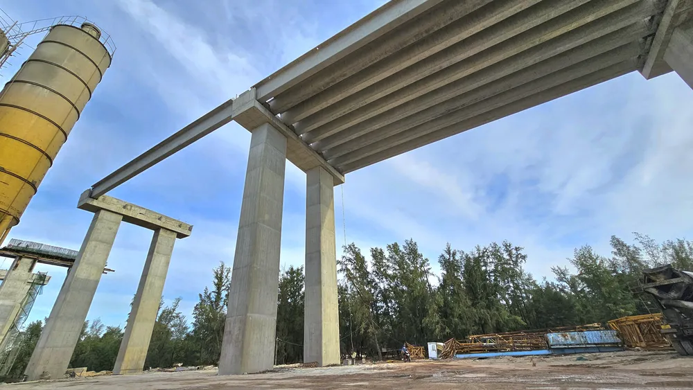 Trên công trường cầu vượt cửa biển Thuận An, hàng trăm công nhân cùng trang thiết bị đang khẩn trương thi công.