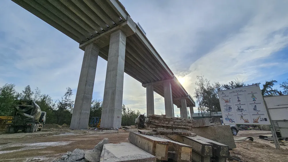 Công trình là một trong những hạng mục của tuyến đường ven biển đi qua tỉnh Thừa Thiên Huế. Dự án do Ban QLDA Đầu tư xây dựng công trình giao thông tỉnh Thừa Thiên Huế làm chủ đầu tư.