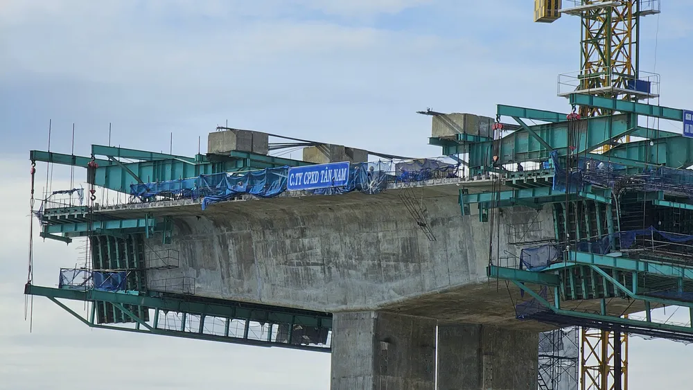 Những trụ cầu được mọc lên giữa cửa biển.