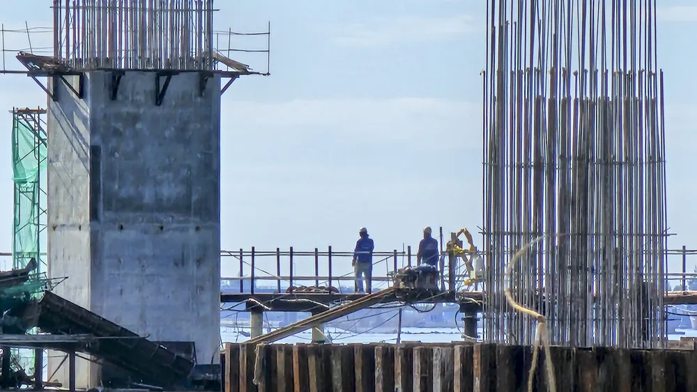 Các công nhân đang thi công dự án.