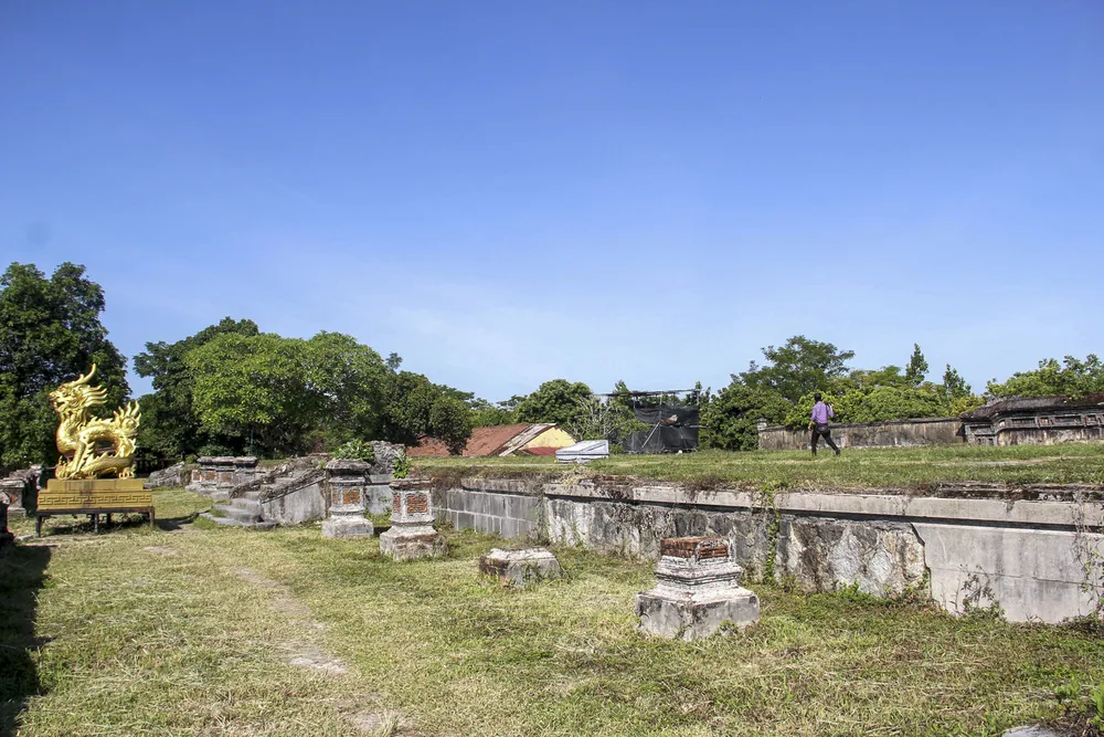 Điện Kiến Trung được khởi công và xây dựng vào tháng 2-1921 dưới thời vua Khải Định, tuy nhiên qua thời gian đến năm 1947 thì công trình bị phá hủy và trở thành phế tích. Đây là hình ảnh Điện Kiến Trung chỉ còn lại nền móng, trước khi được trùng tu. Điện Kiến Trung được khởi công và xây dựng vào tháng 2-1921 dưới thời vua Khải Định, tuy nhiên qua thời gian đến năm 1947 thì công trình bị phá hủy và trở thành phế tích. Đây là hình ảnh Điện Kiến Trung chỉ còn lại nền móng, trước khi được trùng tu.