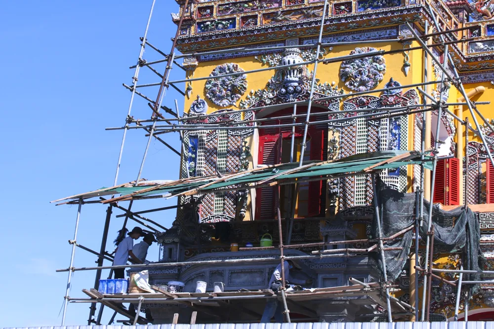 Những công nhân đang hoàn thiện công trình điện Kiến Trung. Những công nhân đang hoàn thiện công trình điện Kiến Trung.