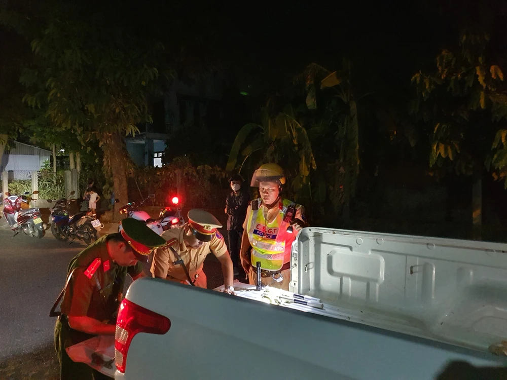 CSGT tỉnh Thừa Thiên Huế xử lý trường hợp vi phạm. Ảnh: GT.
