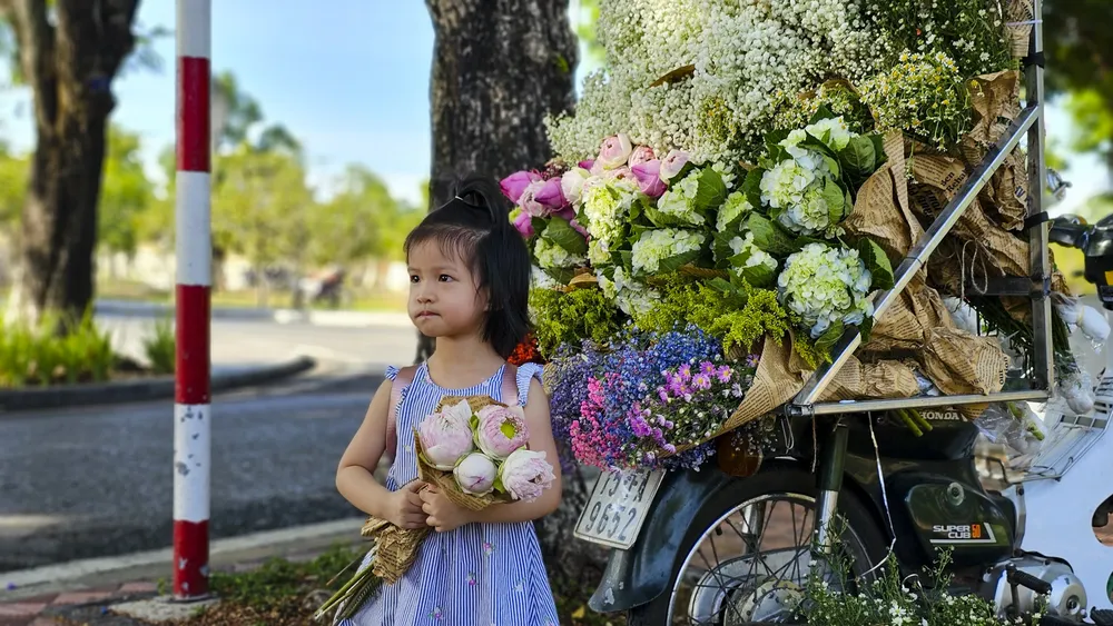 Nhiều bạn nhỏ cũng được bố mẹ dẫn đến check-in bên những chiếc xe chở đầy hoa.