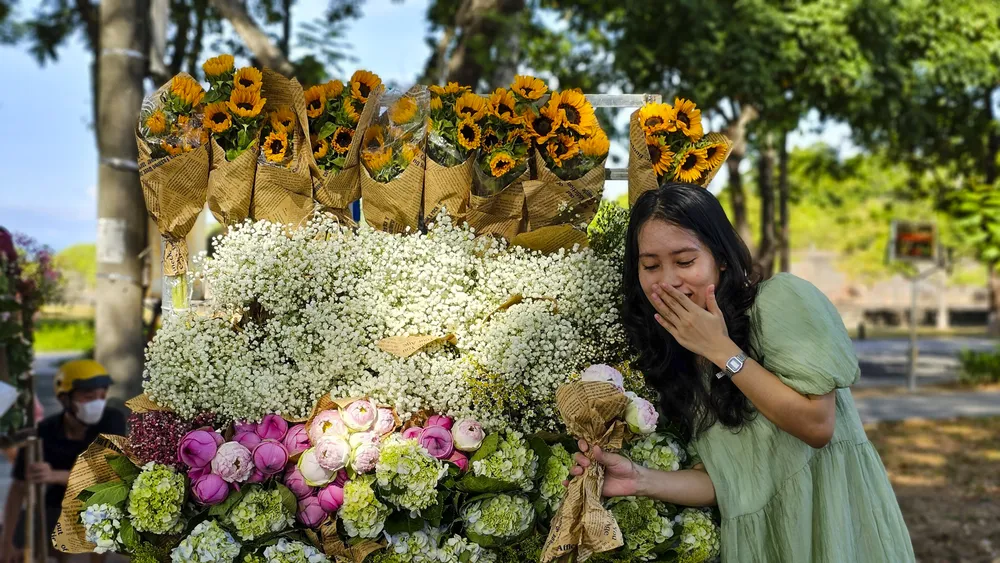 Những chiếc xe chở đầy hoa nói trên được một số người dân tạo nên. Để có được những bức ảnh, các bạn trẻ sẽ trả phí khoảng 30.000 đến 40.000 đồng.