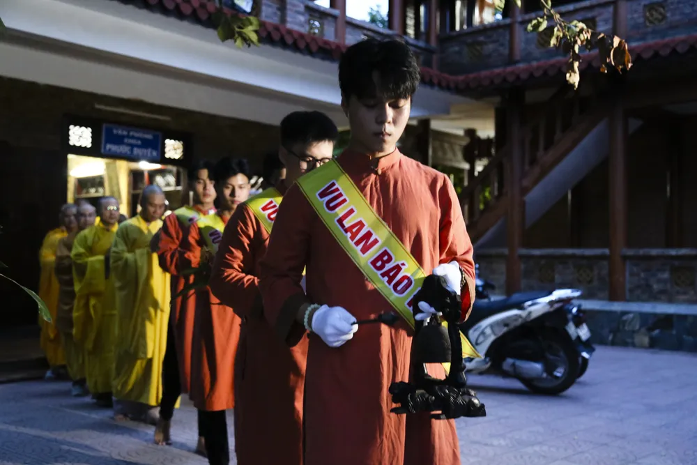 Lễ Vu lan có khởi nguồn từ sự tích Đại Hiếu Mục Kiền Liên Bồ Tát vào địa ngục cứu mẹ, sau này hình thành nên quan niệm Vu lan là mùa báo hiếu.