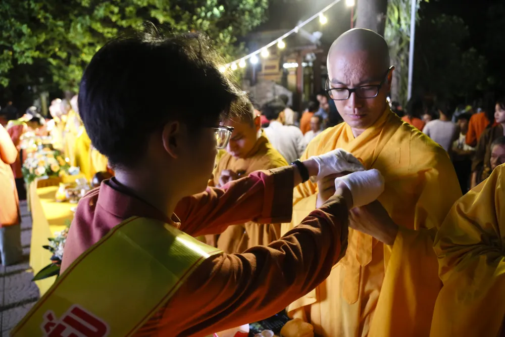 Nghi lễ cài hoa hồng lên ngực khiến nhiều người xúc động, các chư tôn đức được cài lên ngực bông hồng màu vàng.