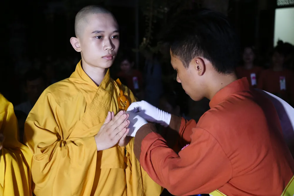 Nghi lễ cài hoa lên ngực khiến nhiều phật tử xúc động.