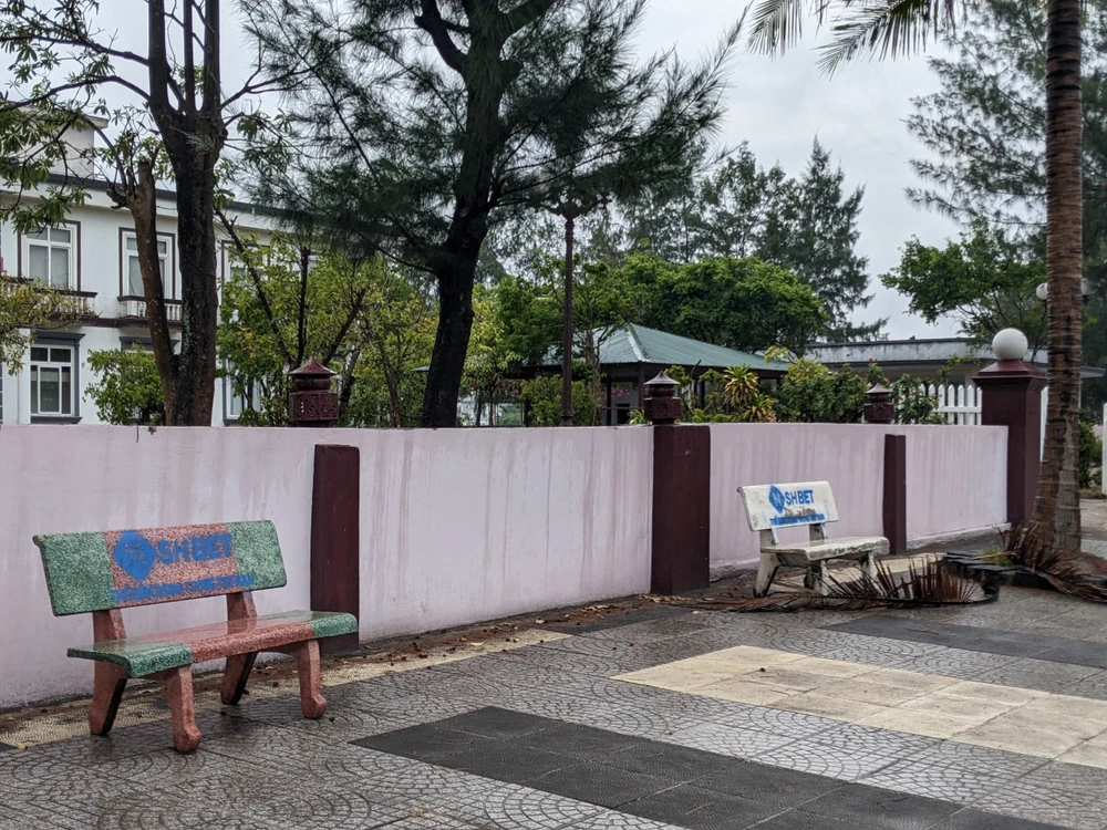 Ghế đá trước một khách sạn tại thị trấn Cửa Việt cũng bị sơn các nội dung cờ bạc. Ảnh: NGUYỄN DO