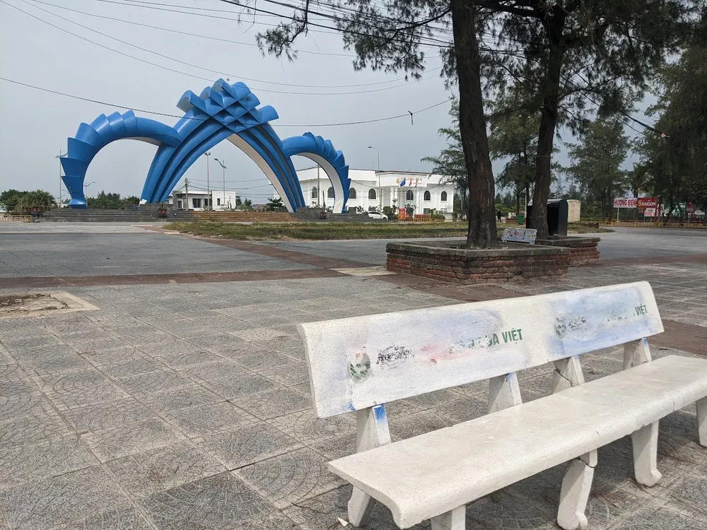 Những biển quảng cáo cờ bạc trên ghế đá tại bãi tắm Cửa Việt đã được lực lượng chức năng xóa. Ảnh: NGUYỄN DO