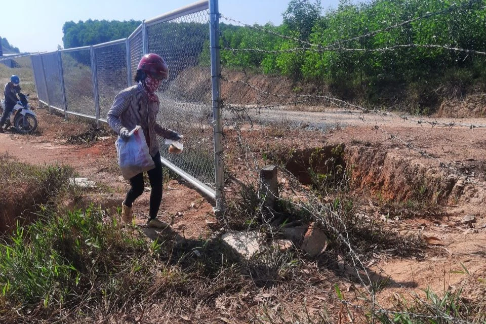 Việc người dân đi qua lại trên cao tốc tiềm ẩn nguy hiểm. Việc người dân đi qua lại trên cao tốc tiềm ẩn nguy hiểm.