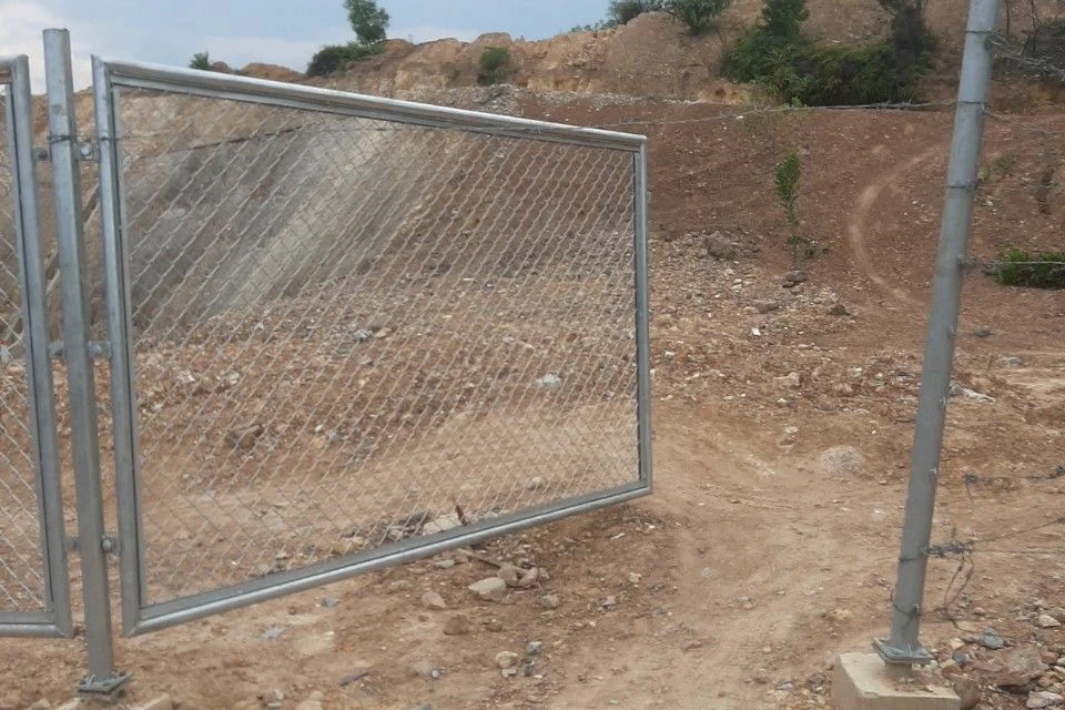 Hàng rào bảo vệ bị tháo dỡ sẽ tạo điều kiện cho vật nuôi đi vào tuyến cao tốc gây mất an toàn giao thông. Hàng rào bảo vệ bị tháo dỡ sẽ tạo điều kiện cho vật nuôi đi vào tuyến cao tốc gây mất an toàn giao thông.