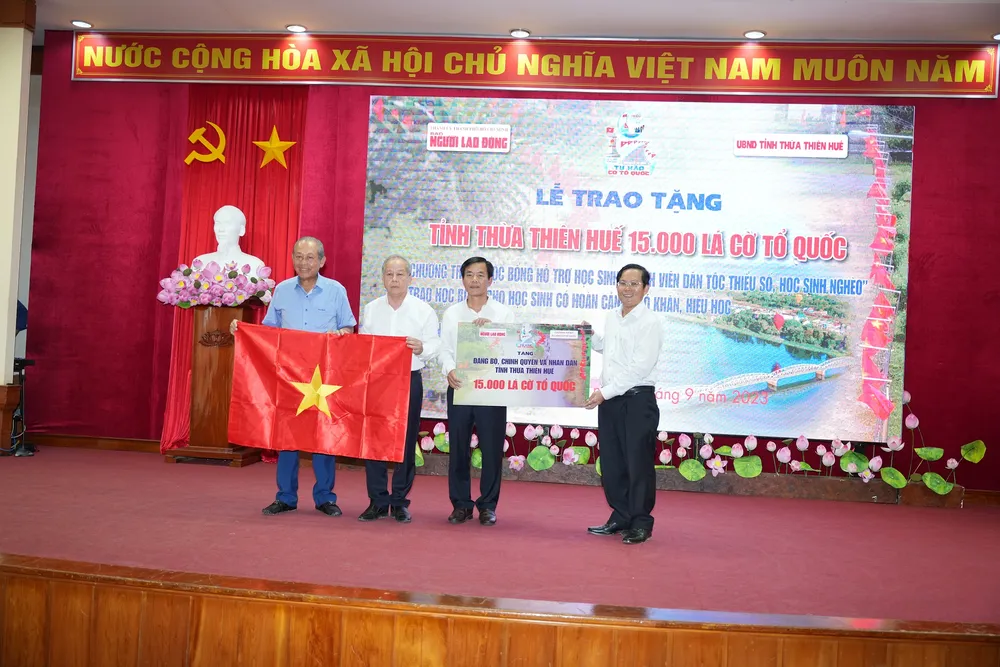 Tỉnh Thừa Thiên - Huế nhận 15.000 lá cờ Tổ quốc. Ảnh: NGỌC HIẾU