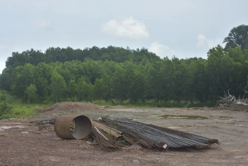 Công trường vắng bóng công nhân, máy móc. Ảnh: NGUYỄN DO Công trường vắng bóng công nhân, máy móc. Ảnh: NGUYỄN DO