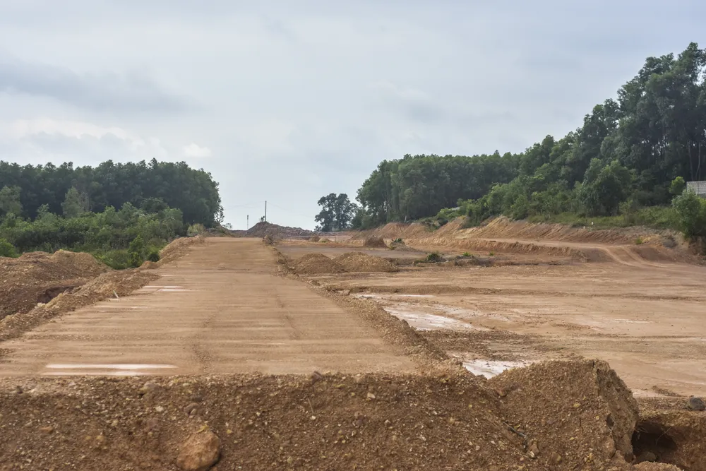 Dự án chỉ san gạt mặt bằng một số đoạn. Ảnh: NGUYỄN DO Dự án chỉ san gạt mặt bằng một số đoạn. Ảnh: NGUYỄN DO