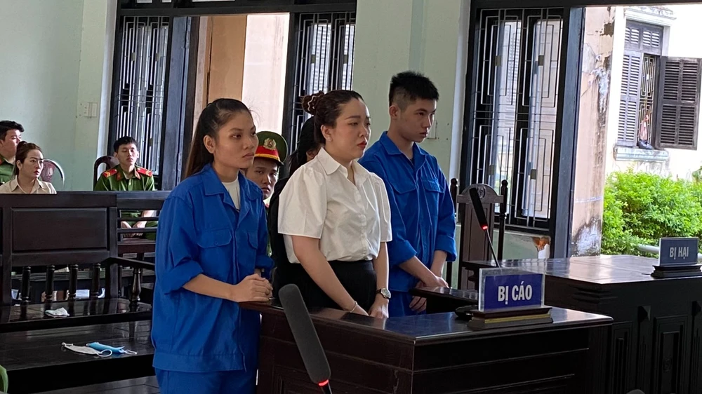 Lại Ngọc Đoan Trang cùng đồng phạm tại tòa.