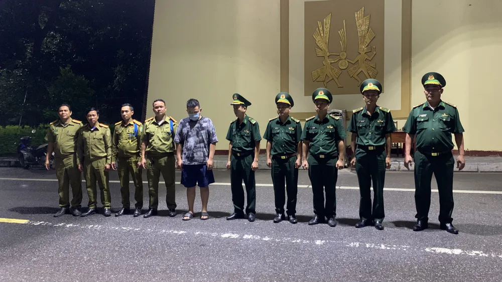 Lực lượng chức năng giải cứu và đưa người đàn ông về Việt Nam. Ảnh: BT ban-noi-tang.jpg