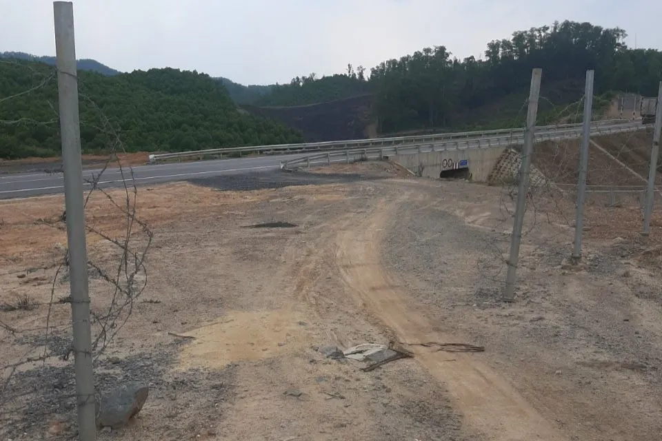 Nhiều đoạn hàng rào bảo vệ cao tốc Cam Lộ - La Sơn bị người dân tháo dỡ. Hình ảnh được chụp ngày 2-9. Ảnh: BT cao-toc-cam-lo-la-son