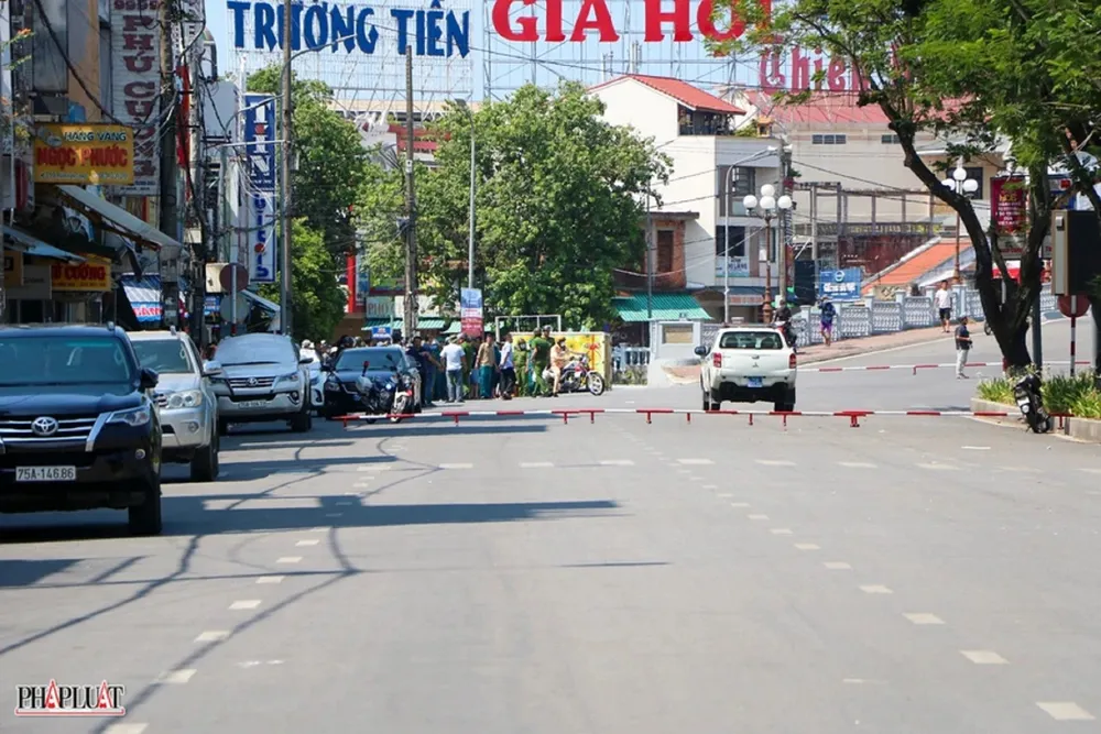 Hiện trường vụ cướp được lực lượng chức năng phong tỏa. Ảnh: ND cuop-tiem-vang.jpg