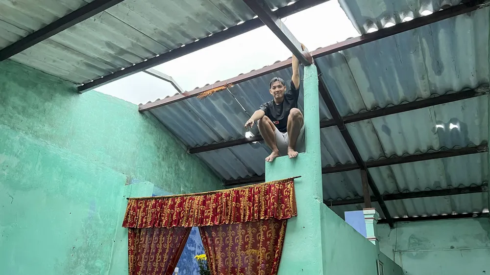 Nhiều tấm tôn bị gió lốc cuốn đi. khac-phuc-loc-xoay-3.jpg