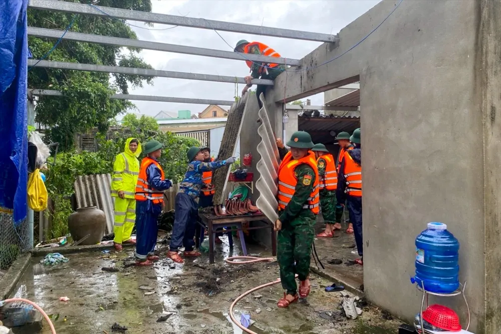 Các cán bộ, chiến sĩ thuộc BĐBP tỉnh Thừa Thiên Huế cùng với lực lượng Công an, chính quyền địa phương giúp dân khắc phục hậu quả. khac-phuc-loc-xoay-4.jpg