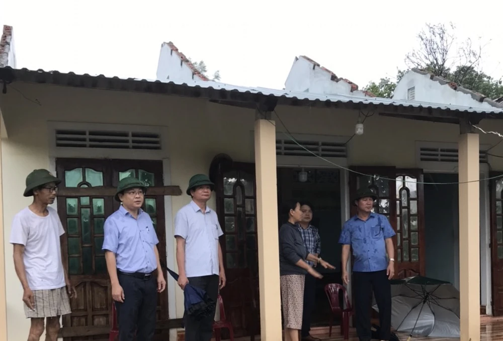 Nhiều căn nhà của người dân bị tốc mái. nha-toc-mai-o-quang-tri.jpg