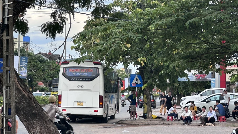 Lực lượng chức năng dừng xe khách để kiểm tra, xử lý. xe-khach-bo-roi-hanh-khach.jpg