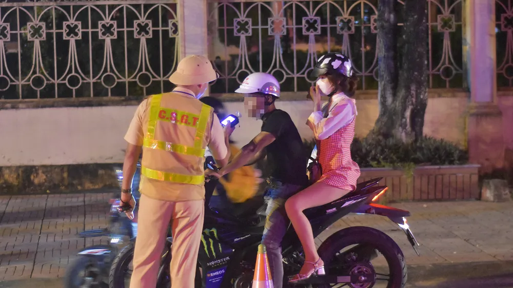 Cán bộ, chiến sĩ CSGT kiểm tra nồng độ cồn đối với người điều khiển xe máy. Ảnh: NGUYỄN DO kiem-tra-nong-do-con.jpg