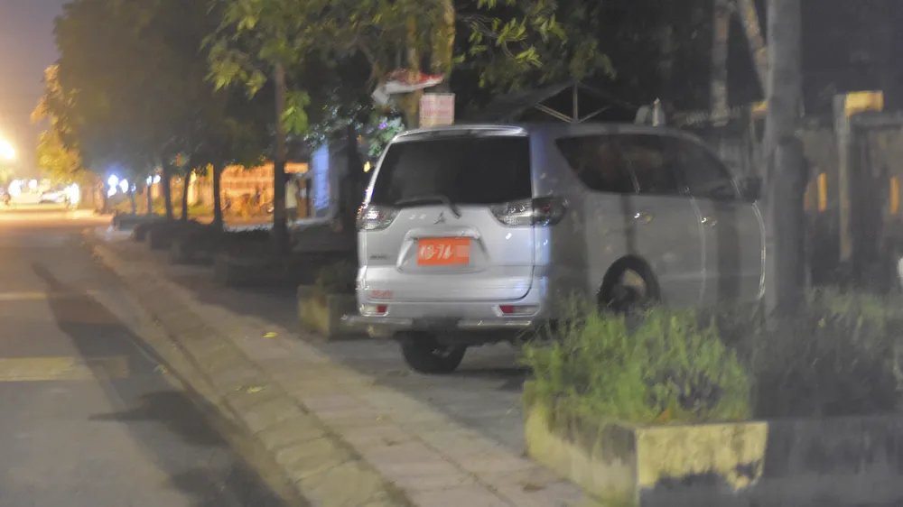 Một tài xế xe biển đỏ bị xử lý nồng độ cồn. Ảnh: NGUYỄN DO kiem-tra-nong-do-o-cam-lo.jpg