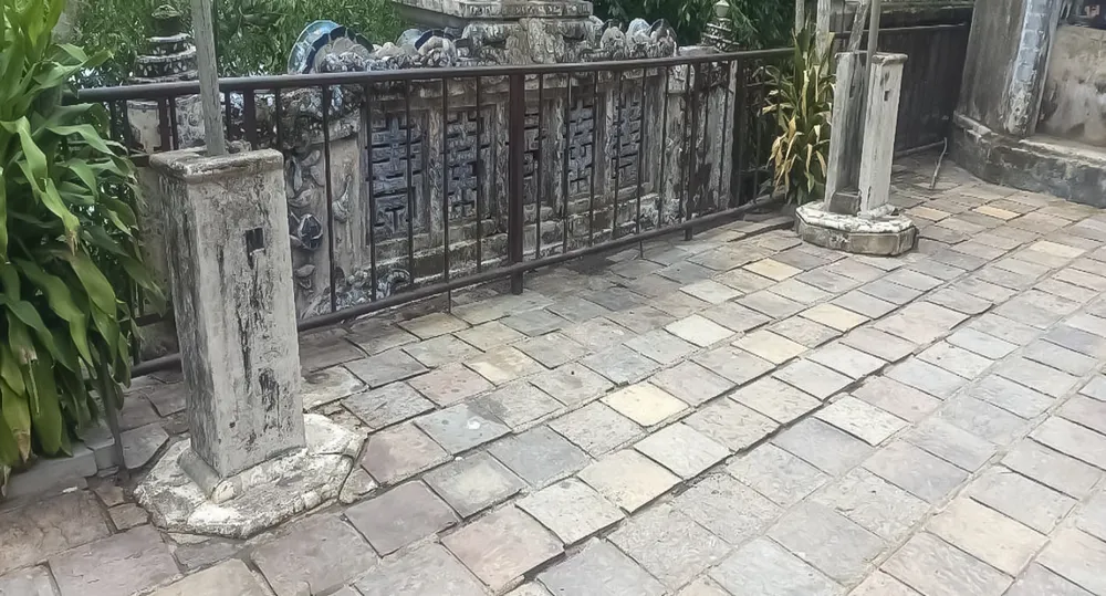 Đoạn kè phía trước sân miếu Trung Thiên - Minh Kính Đài. Ảnh: BT dien-hon-chen-5.jpg