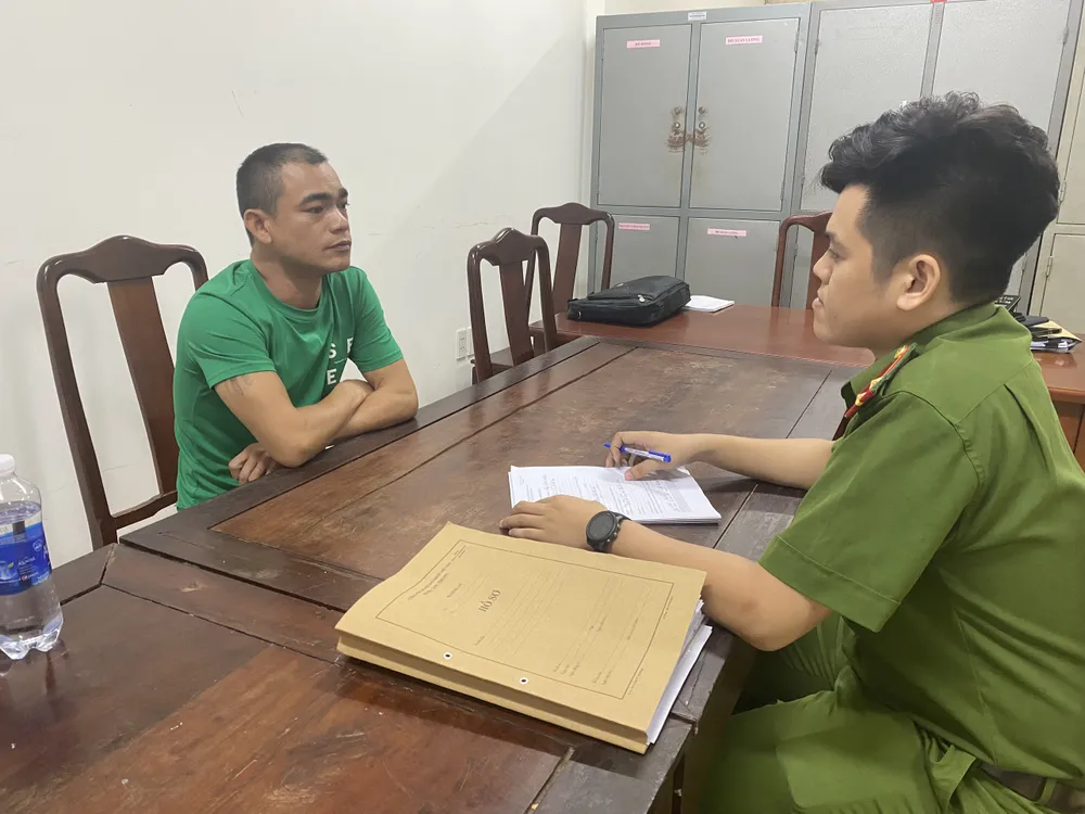 Lê Văn Cẩm tại cơ quan công an. Ảnh: ND cho-vay-nang-lai.jpg
