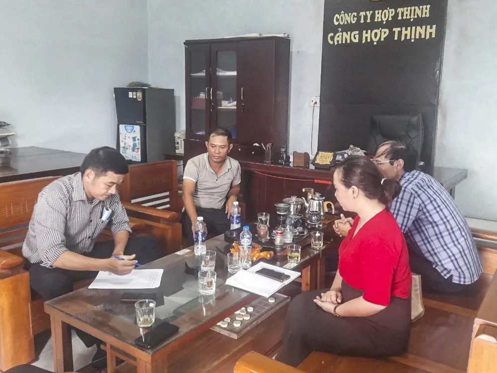 Đoàn kiểm tra của Sở TNMT tỉnh Quảng Trị làm việc với Công ty TNHH MTV Hợp Thịnh. Ảnh: ND. cang-hop-thinh-1.jpg