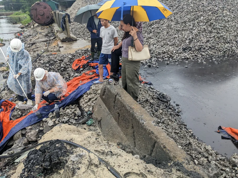 Thời điểm đoàn khảo sát đến lấy mẫu thì vị trí nước từ cảng chảy xuống biển đã được khắc phục. Ảnh: NGUYỄN DO doan-kiem-tra