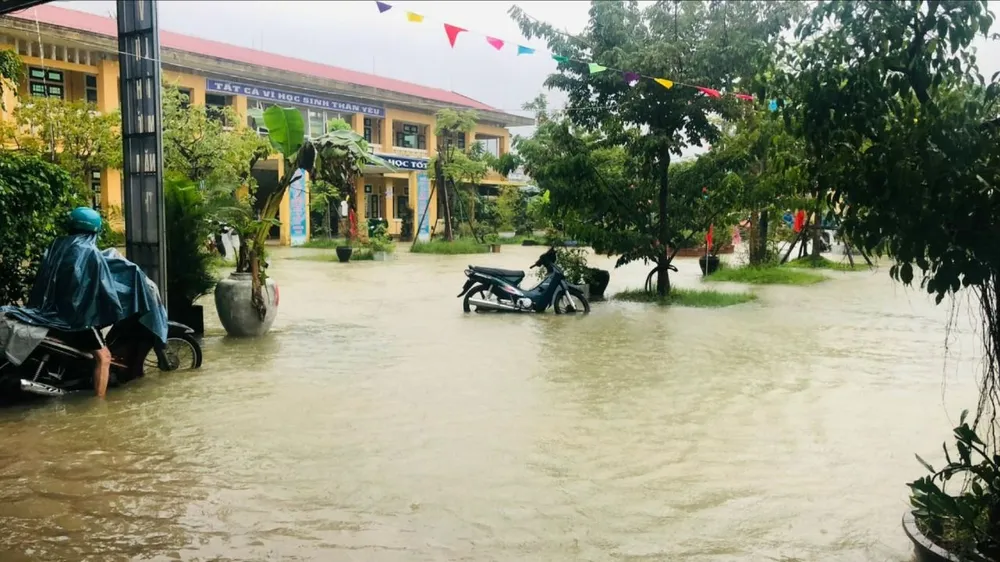 Phụ huynh đến trường đọc học sinh về nhà. Ảnh: T.P hoc-sinh-nghi-hoc (3).jpg