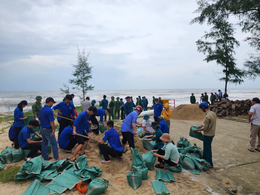 Khoảng 150 người tham gia khắc phục sạt lở bờ biển. Ảnh: BT sạt lở bờ biển ở Huế