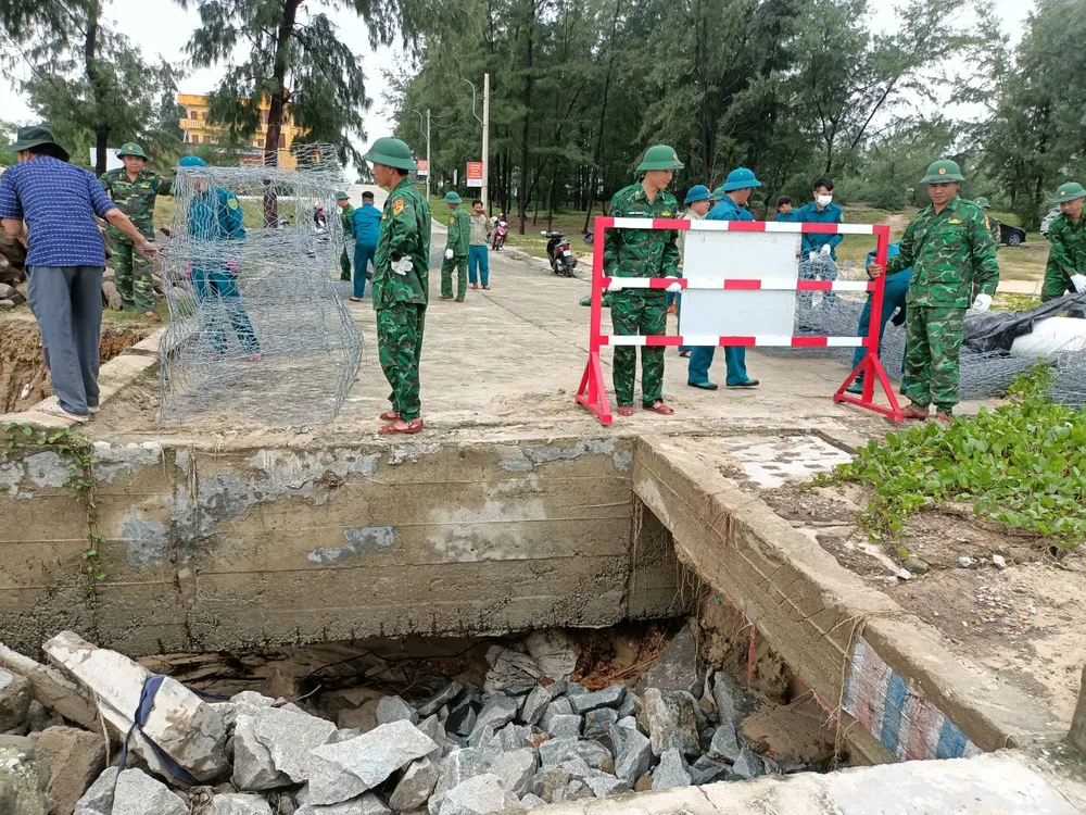 Lực lượng chức năng tỉnh Thừa Thiên Huế khắc phục những vị trí hư hỏng. Ảnh: BT sạt lở bờ biển ở huế